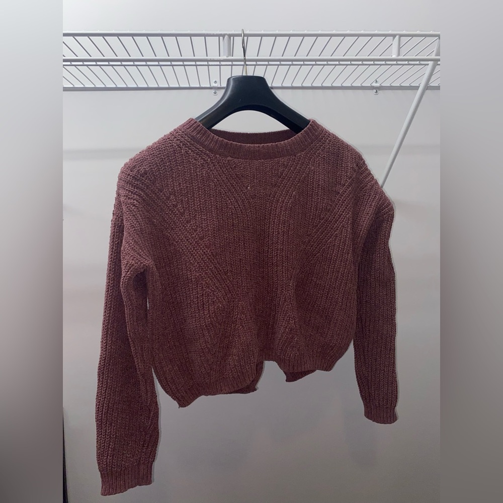 Women’s cropped sweater.